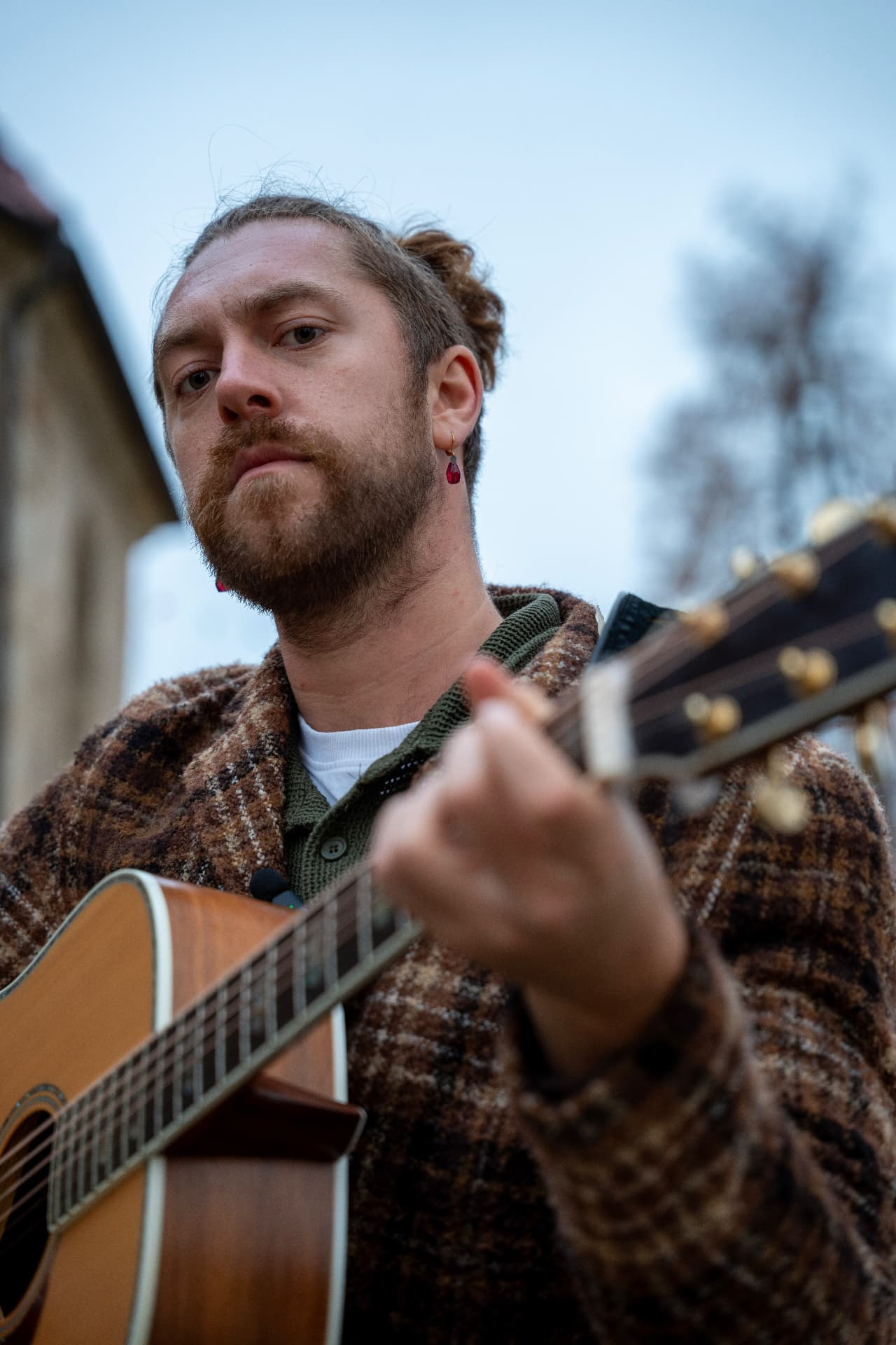 Alex Austen mit Akustikgitarre