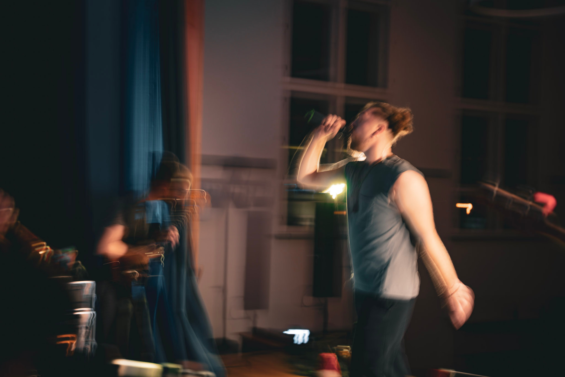 Alex Austen singt auf der Bühne